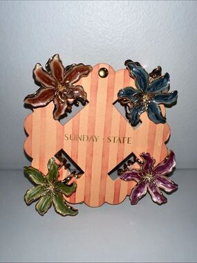 SUNDAY • STATE green blue burgundy purple gold tone flower shaped hair clips 4pc